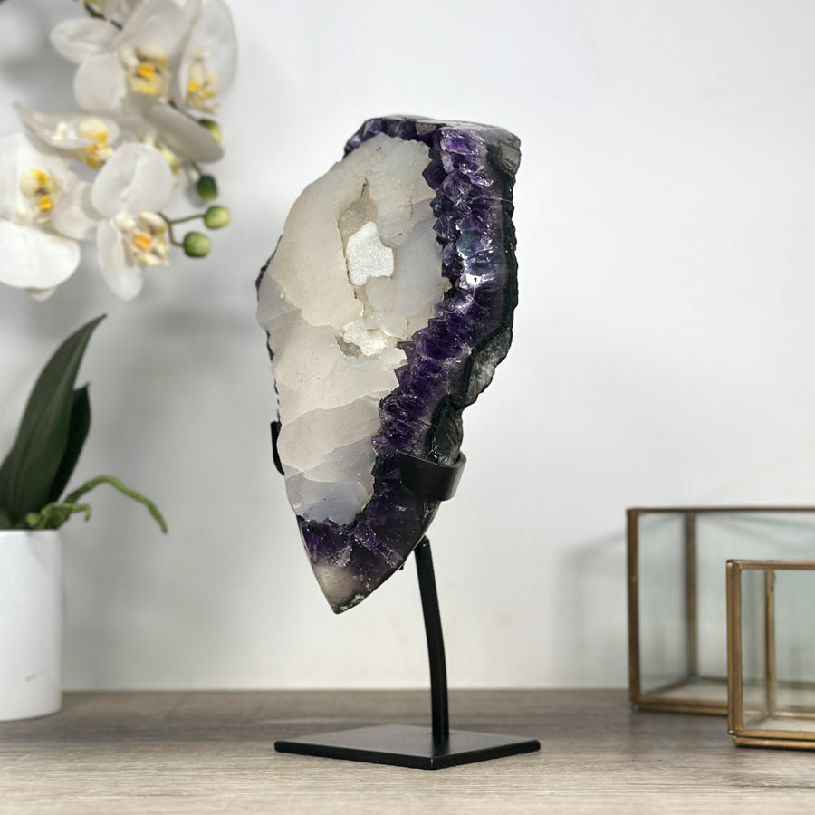 Amethyst-Cluster XL mit dominant aufgewachsener Kalzit-Formation