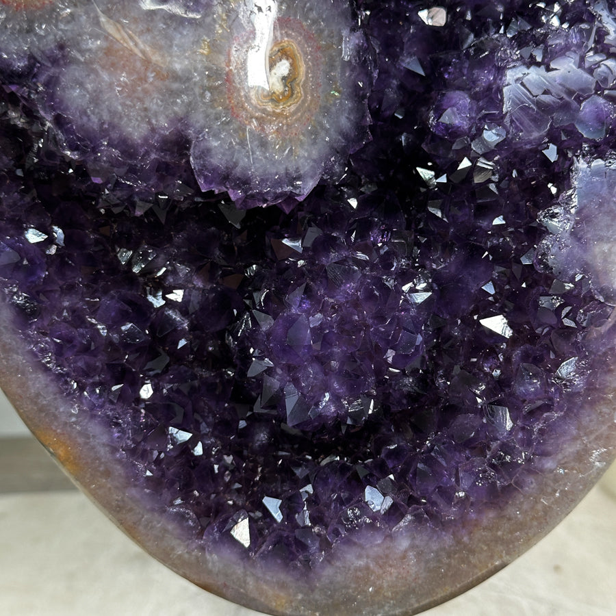 Amethyst-Kristallcluster XL mit monumentaler Präsenz, in exklusiver Premiumqualität