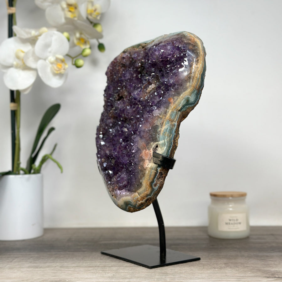 Amethyst-Jaspis-Kristall mit kontrastreicher Mineralstruktur