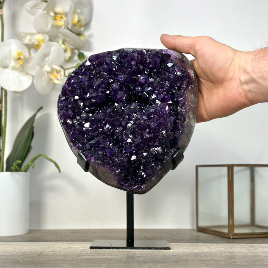 Amethyst-Kristallcluster mit tiefviolett funkelnder, transparenter Kristallspitze