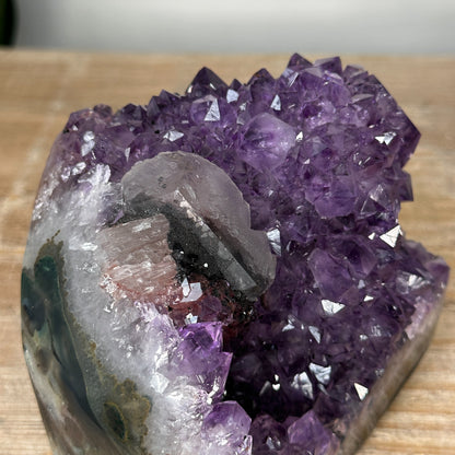Amethyst-Druse mit integrierter Kalzitformation und klarer Kristallarchitektur