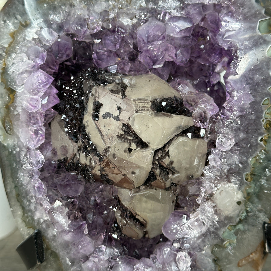 Amethyst-Geode groß mit Quarz-Schale und schwarzer Hämatit-Kalzit-Einlagerung