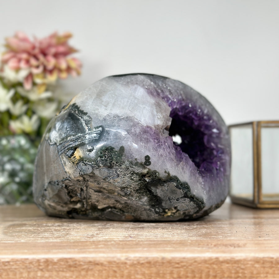 Amethyst-Achat-Geode mit plastischer Kalzitformation