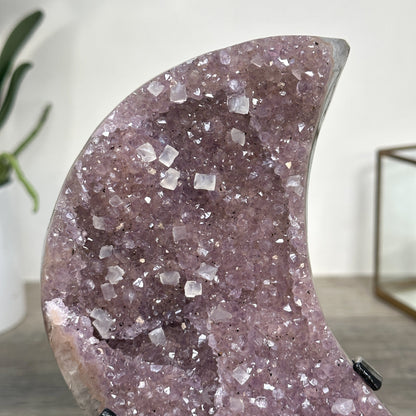 Amethyst-Mond in zartem Farbton mit natürlicher Kristallstruktur