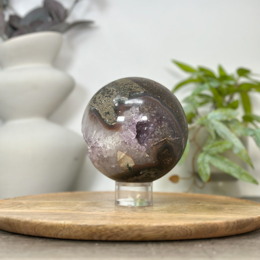 Amethyst-Steinkugel mit natürlicher Kristallbildung und ruhiger Oberflächenwirkung