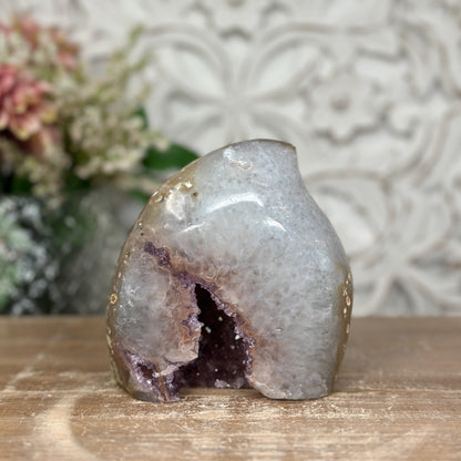 Amethyst-Quarz-Geoden-Flammenskulptur mit lebendig schimmernder Kristallfläche