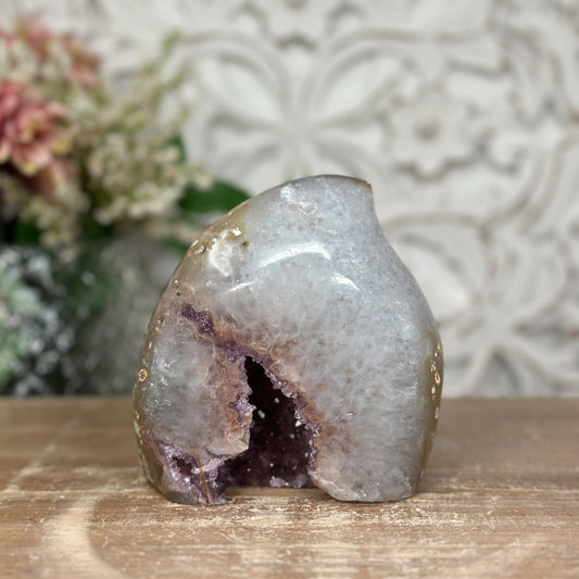 Amethyst-Quarz-Geoden-Flammenskulptur mit lebendig schimmernder Kristallfläche
