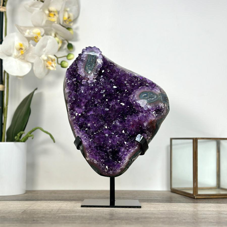 Amethyst-Kristallcluster mit weich verlaufender, violetter Farbstruktur, in hochwertiger Naturqualität