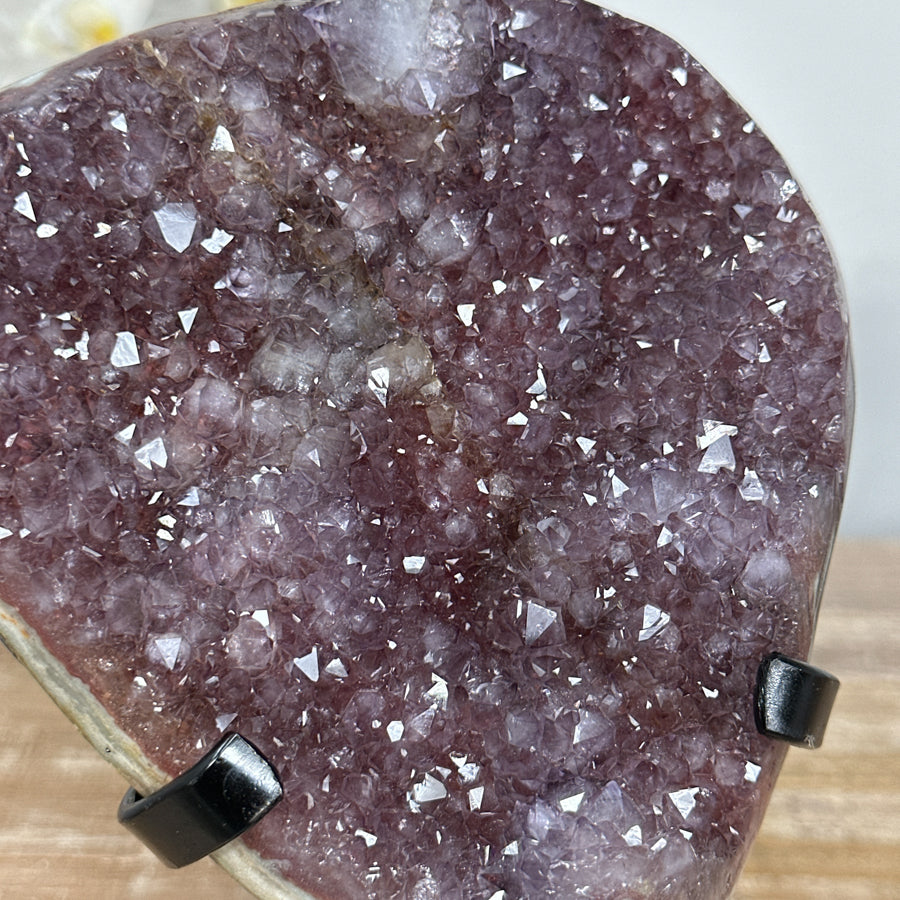 Amethyst-Cluster mit kontrastreicher Jaspis-Matrix