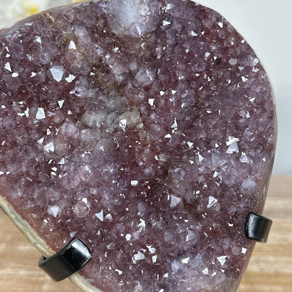 Amethyst-Cluster mit kontrastreicher Jaspis-Matrix