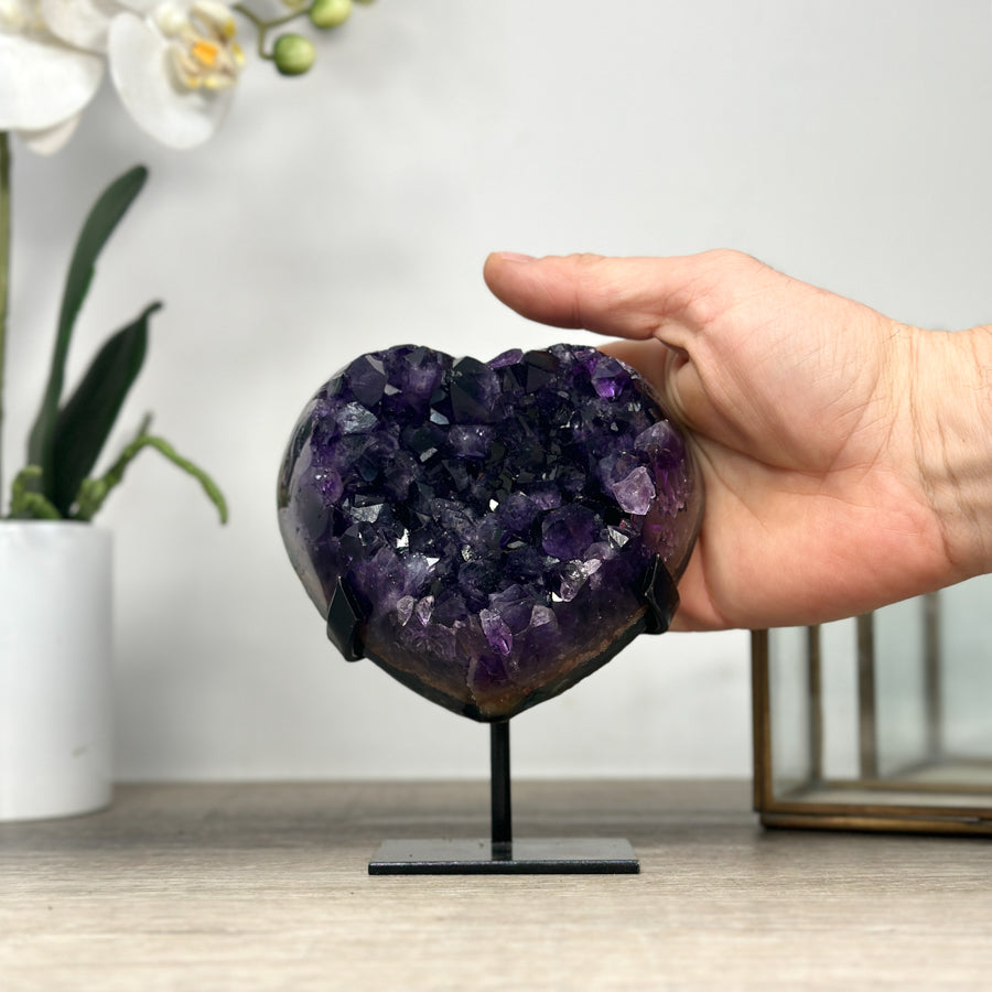 Amethyst-Herz mit tiefvioletter, intensiv schimmernder Kristallstruktur
