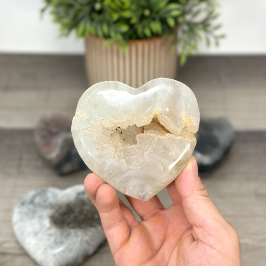 Mineralien-Herzset 4-teilig, mit ausdrucksstarker Mineralstruktur
