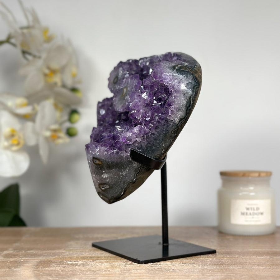 Amethyst-Geode mit ausgeprägten, anmutigen Stalaktitenaugen