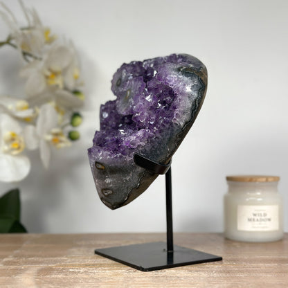 Amethyst-Geode mit ausgeprägten, anmutigen Stalaktitenaugen