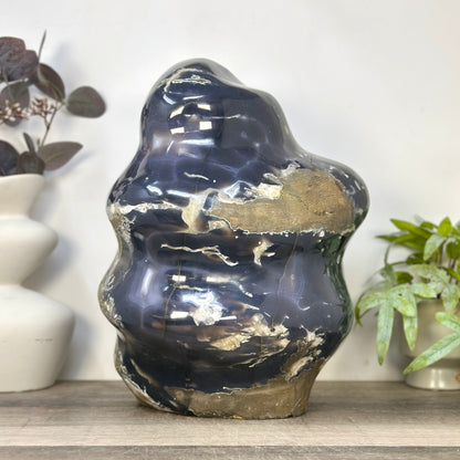 Amethyst-Geode groß mit fließender Kristallform und blauer Achat-Bänderung