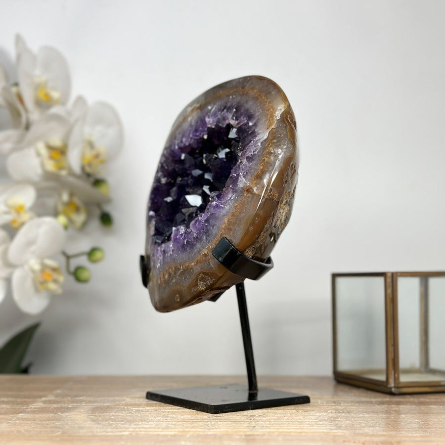 Amethyst-Geode mit goldfarbener Randstruktur