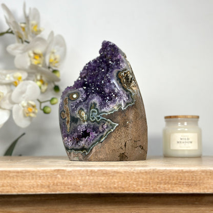 Amethyst-Kathedrale mit stalaktitischer Kristallbildung und beeindruckenden Stalaktitenaugen