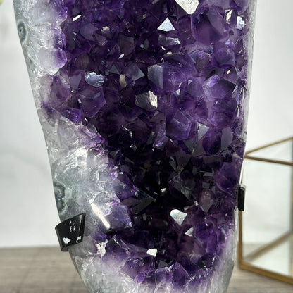 Amethyst-Formation groß mit massiv wirkender, kompakter Kristallstruktur