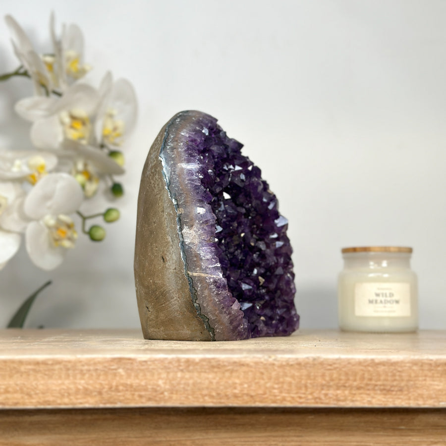 Amethyst-Kathedrale mit dicht gewachsener, violetter Kristallstruktur