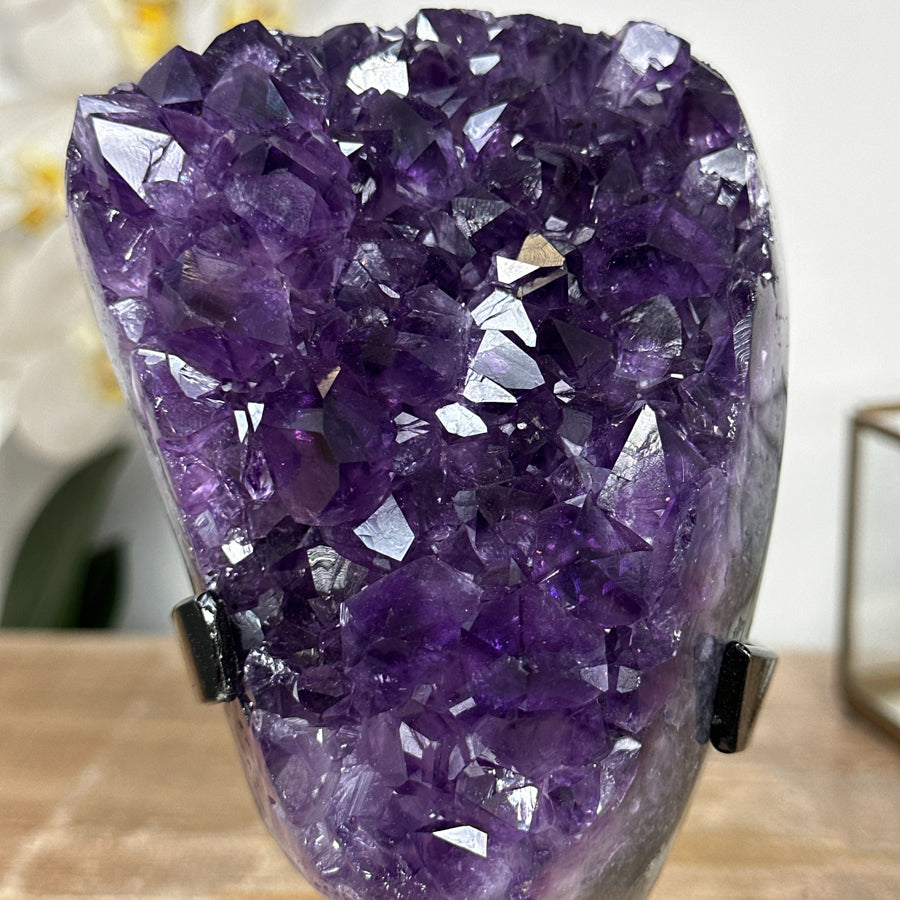 Amethyst-Kristallcluster mit großkristalliner, glänzender Oberfläche