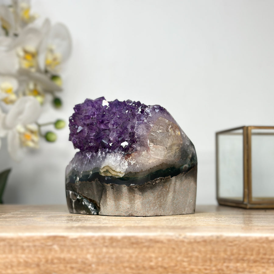 Amethyst-Druse mit integrierter Kalzitformation und klarer Kristallarchitektur