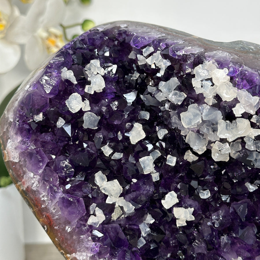 Amethyst-Kristallcluster mit einzigartiger Kalzit-Kristall Einlagerung