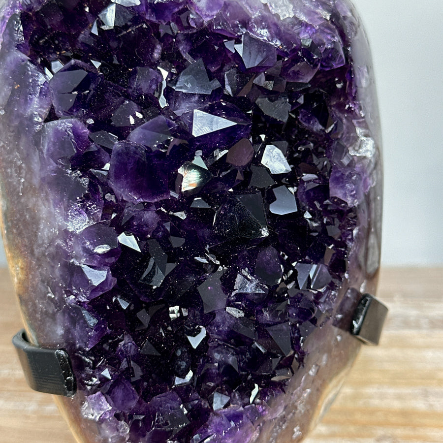 Amethyst-Kristallcluster mit wunderschöner Jaspis-Schale