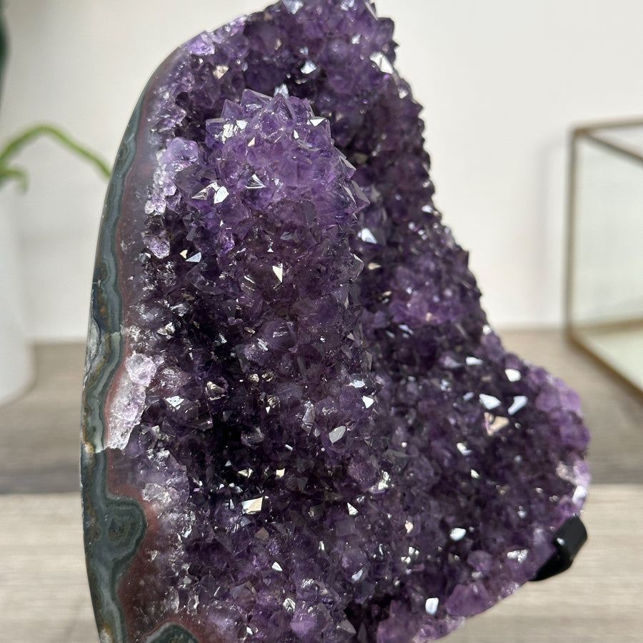 Amethyst-Kristallcluster mit kristallklarer, filigraner Struktur