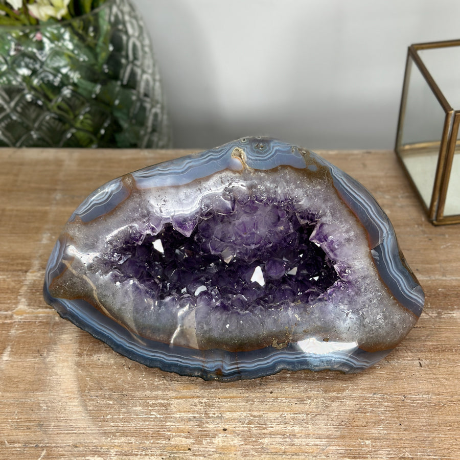 Amethyst-Achat-Geode mit fein kristallisierter Druzy-Struktur