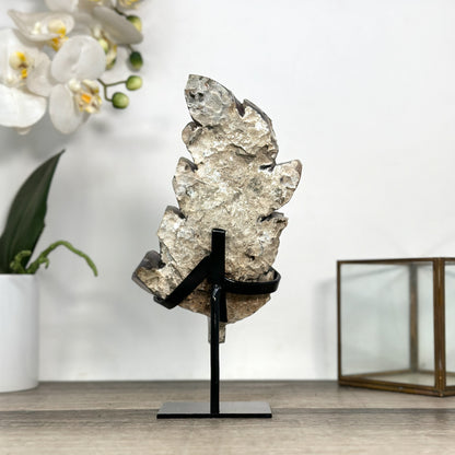 Amethyst-Blatt mit filigranen Linien und Achat-Maserung
