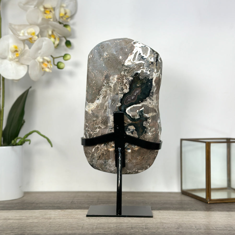 Amethyst-Geode mit strukturierter Kalzitformation und kompakter Kristallarchitektur