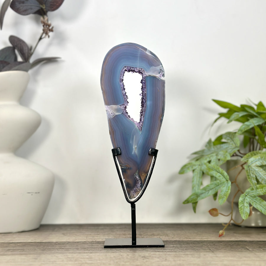 Amethyst-Portal mit kontrastreicher Achat-Schale und ausgeglichener Farbgebung