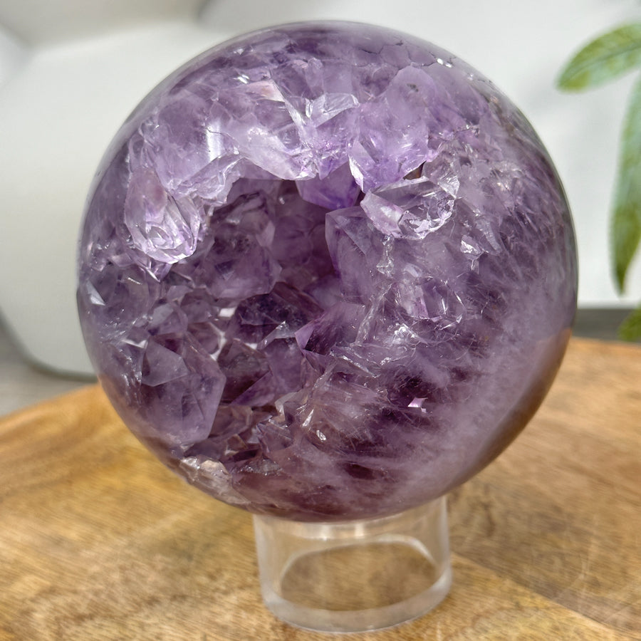 Amethyst-Steinkugel mit kraftvoller Kristallformation und ausgeprägter Struktur