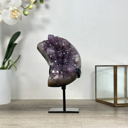 Amethyst-Kristallcluster in Mondform mit dichter Kristallstruktur