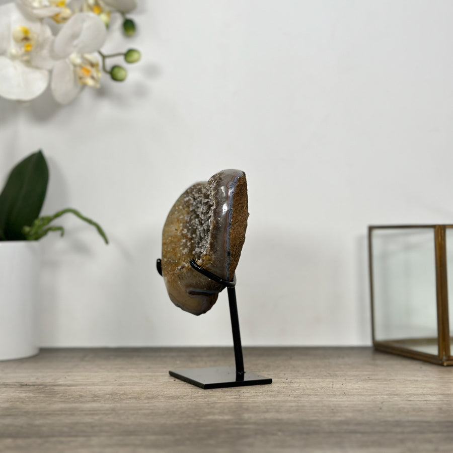 Quarz-Herzskulptur mit kristallklarer, lichtdurchlässiger Quarzstruktur