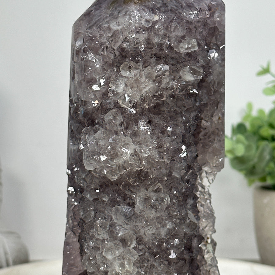 Amethyst-Obelisk mit klar ausgebildeter Kristallstruktur