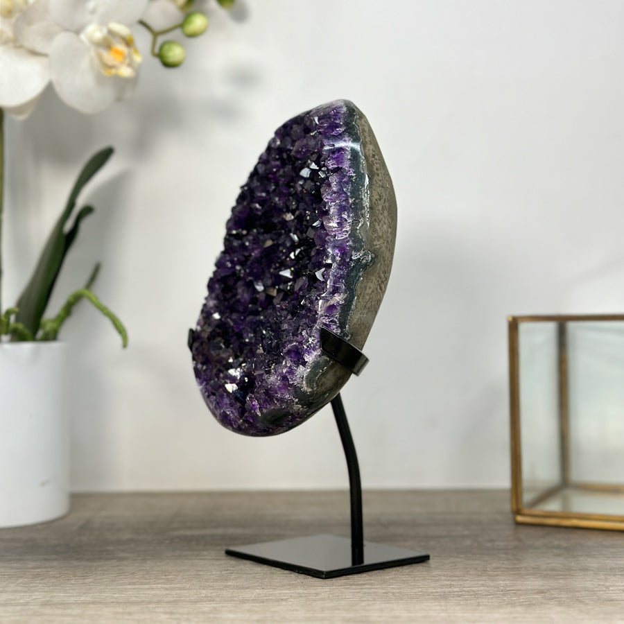 Amethyst-Kristallgeode mit klar definierter Kristallkammer
