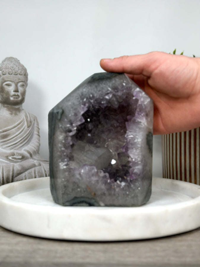 Amethyst-Grünjaspis-Obelisk mit lebendiger Farbstruktur