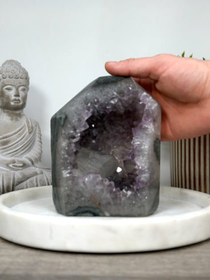 Amethyst-Grünjaspis-Obelisk mit lebendiger Farbstruktur