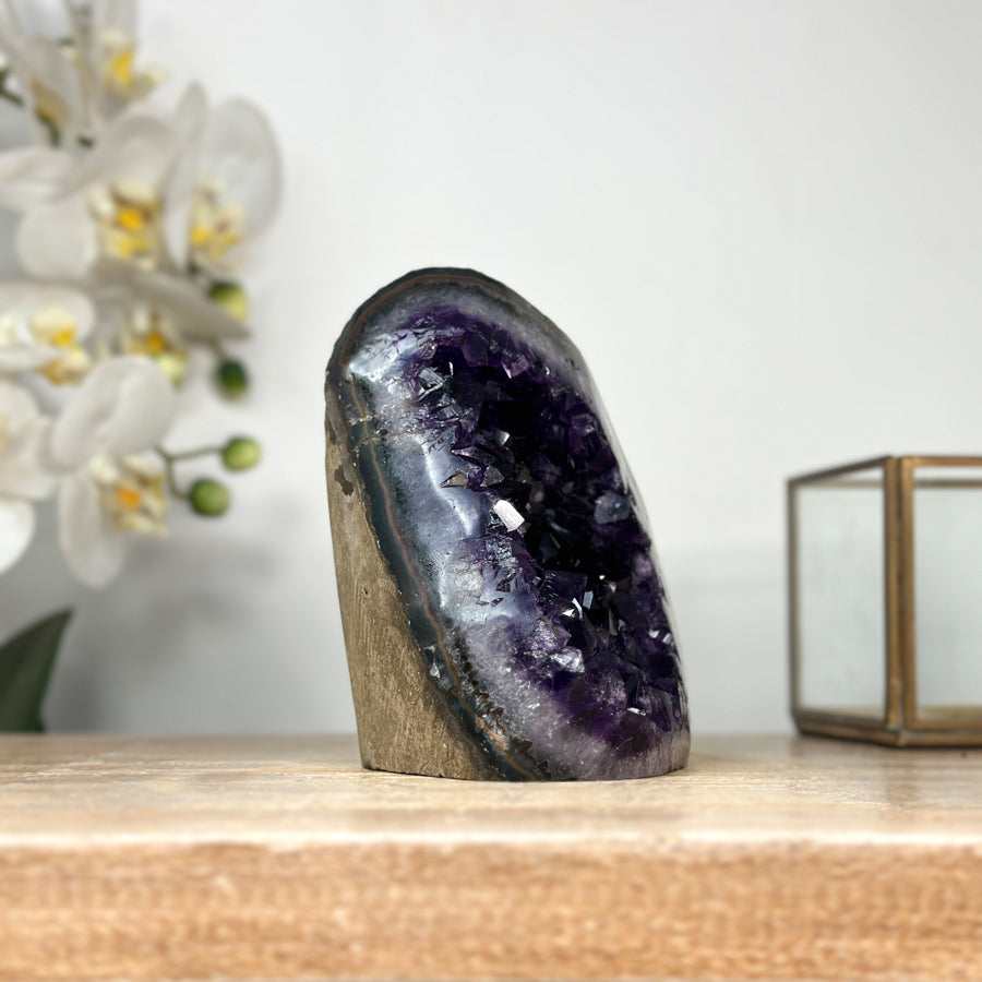 Amethyst-Geode mit dicht gewachsener, tiefvioletter Kristallstruktur