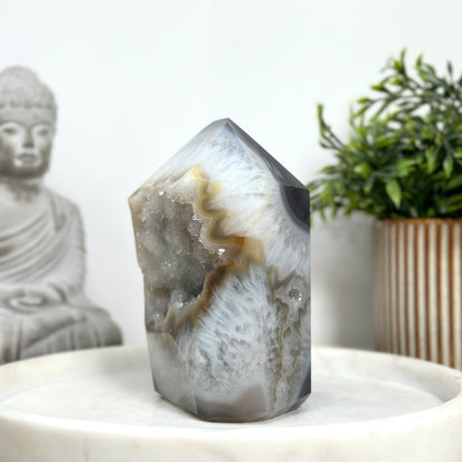 Achat-Quarz-Obelisk mit geschichteter Mineralstruktur