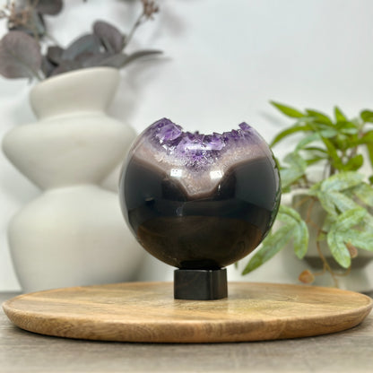 Amethyst-Achat-Steinkugel groß mit ausgewogener Kristallbildung