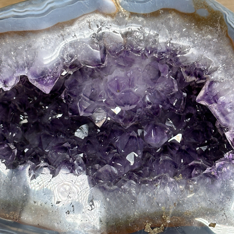 Amethyst-Achat-Geode mit fein kristallisierter Druzy-Struktur