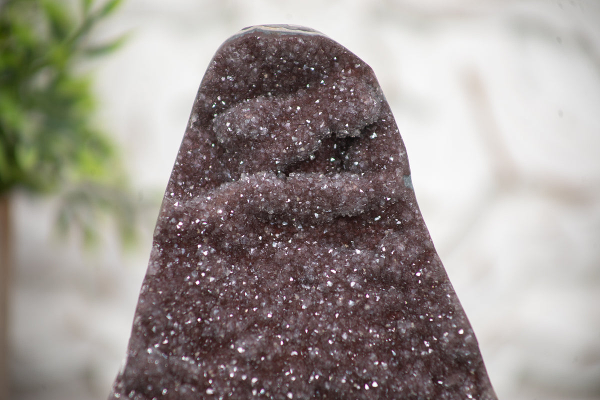 Regenbogen-Amethyst-Kathedrale mit rötlich schimmernder Kristallzone