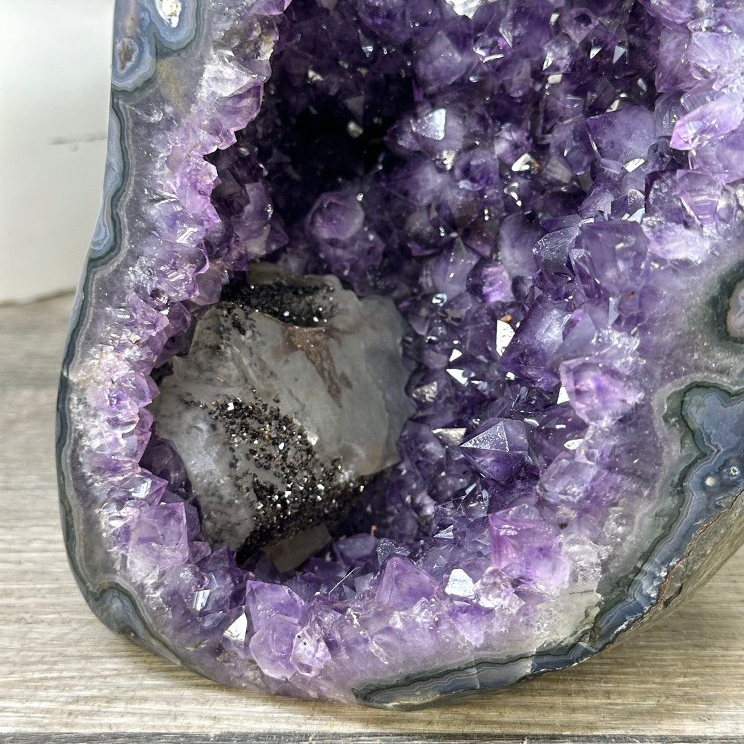 Amethyst-Geode mit kristallinen Kalzit-Einschlüssen und feinen Spitzen