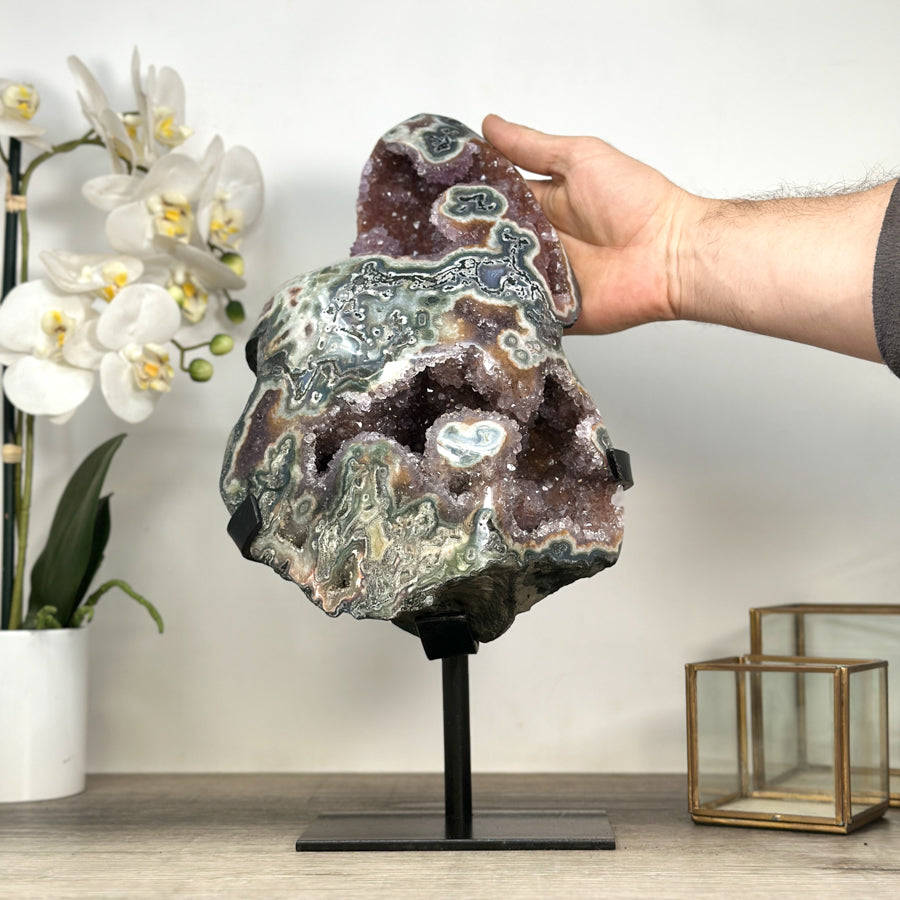 Jaspis-Amethyst-Kristall mit spannungsreicher, grün durchzogener Matrix, in ausgewählter Spitzenqualität