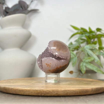 Amethyst-Jaspis-Steinkugel mit kontrastreicher Matrix und Druzy-Oberfläche