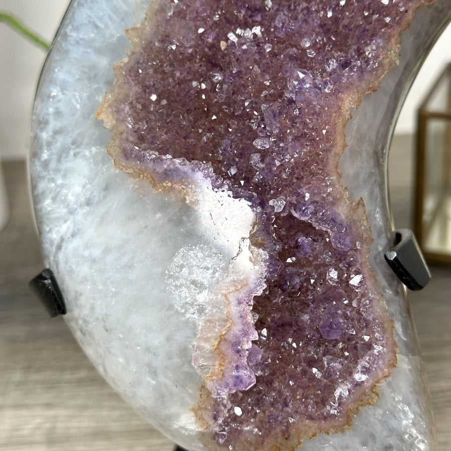 Amethyst-Mond mit weich modellierter, mystischer Oberfläche
