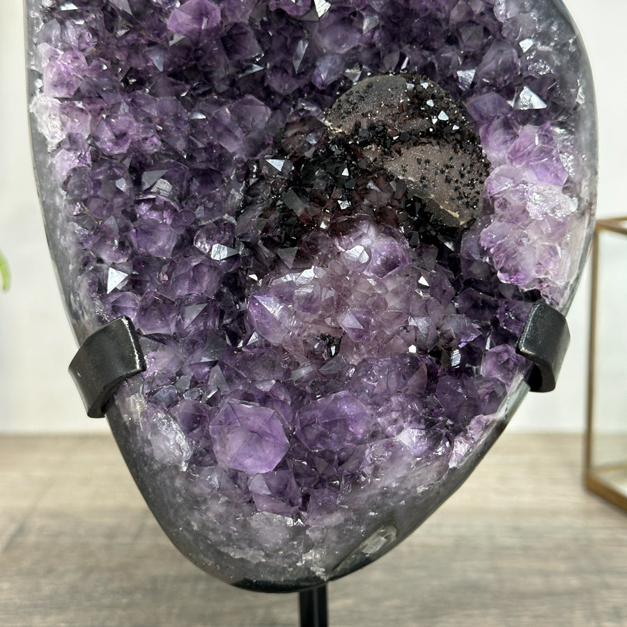 Amethyst-Cluster groß mit schwarzer Hämatit-Formation