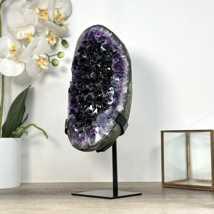 Amethyst-Cluster mit intensiv tiefvioletter Farbzone, in ausgewählter Spitzenqualität